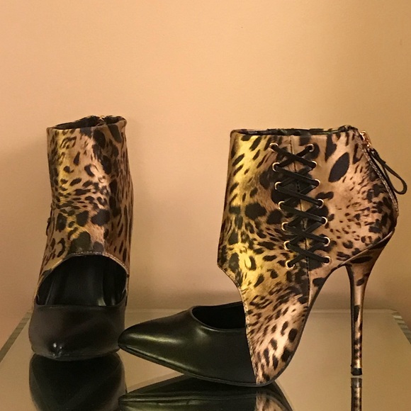NWOB Leopard print & black pointy toe booties. - Picture 2 of 7